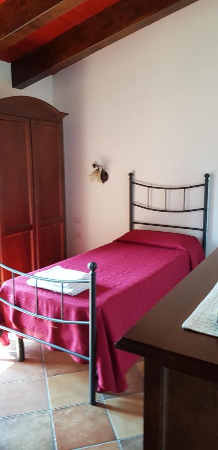 לינה וארוחת בוקר SantʼAntìoco Bed & Breakfast S' Accorru מראה חיצוני תמונה